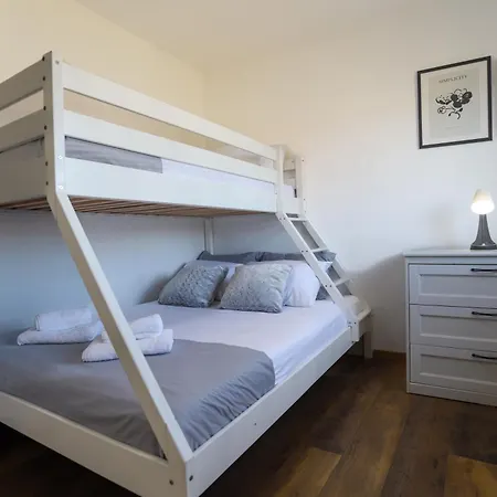 Airport Apartment *