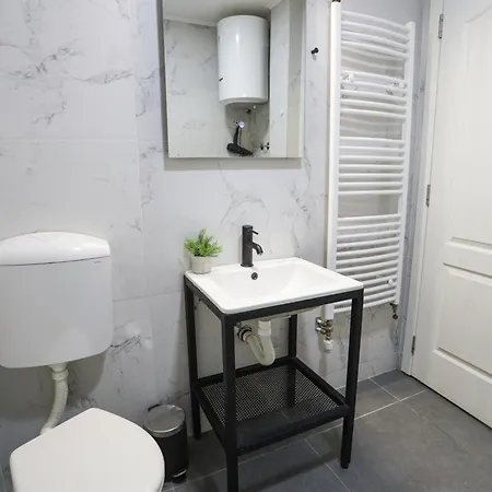 Airport Apartment *