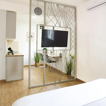 Airport Apartment *