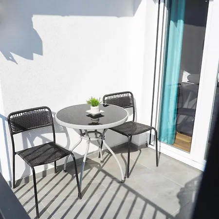 Airport Apartment *