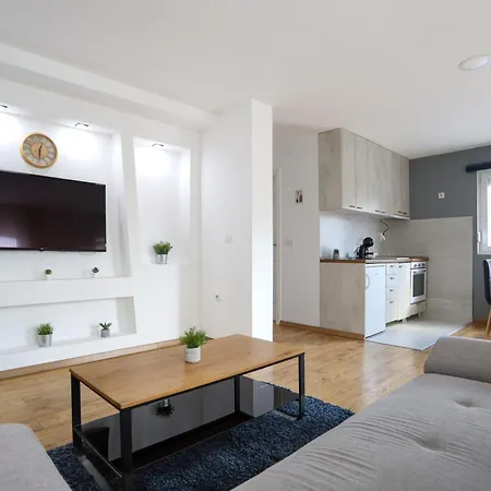 Airport Apartment *
